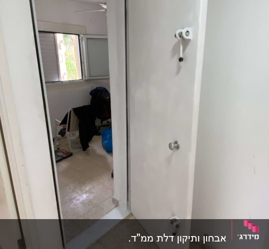 דלת פלדה עם מנעולים בחדר